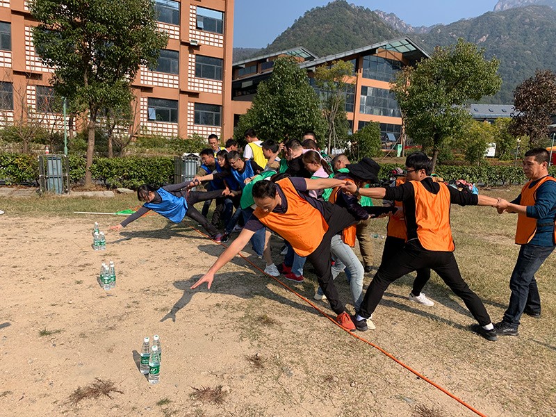 不忘初心、繼續(xù)前行、同心同行、勇攀高峰——屯溪城建投公司開展“不忘初心、牢記使命”主題教育素質(zhì)拓展訓練